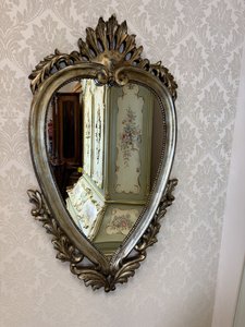 Nástěnné zrcadlo ve tvaru srdce 