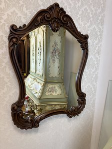 Zrcadlo v dřevěném rámu s řezbou