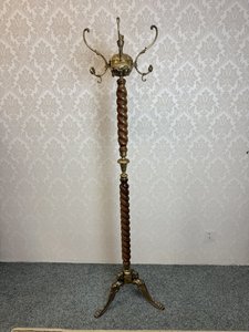 Masivní stojanový věšák s mosaznými detaily