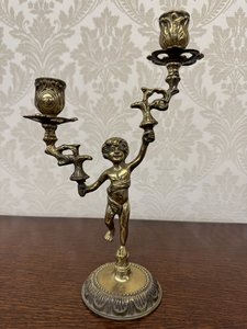 Mosazný svícen s figurou andílka