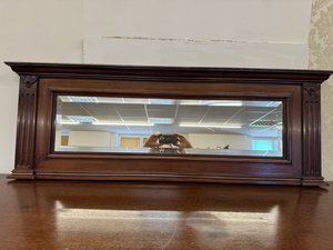 Zrcadlo v jednoduchém dřevěném rámu