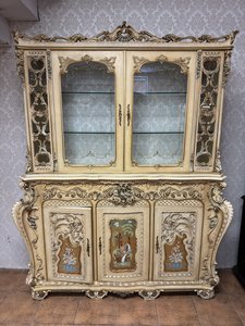 Benátská vitrína s malbou a bohatou řezbou