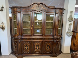 Vitrína s květinovou intarzií