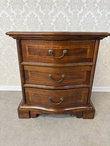 Intarzovaná komoda s tvarovanými čely, cena za ks