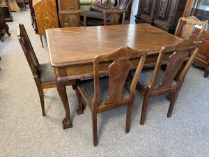 Jídelní set  se šesti židlemi a stolem na lvích nohách