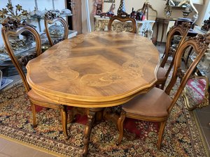 Jídelní set s intarzovaným stolem a pěti židlemi 