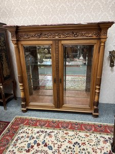 Prosklená vitrína s  a mramorovou deskou