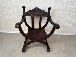 Křesílko  s vyřezávanými prvky