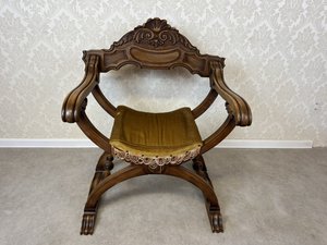 Křesílko  s vyřezávanými prvky