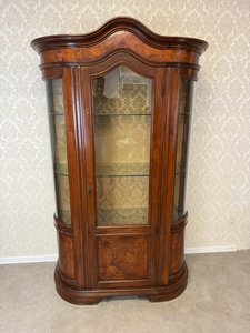 Prosklená vitrína se zvlněnou římsou a bočními oblouky