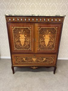 Intarzovaná  komoda s mramorem a  porcelánovými medailony  