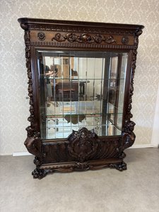 Impozantní vitrína  s figurálními motivy atlasek na bocích