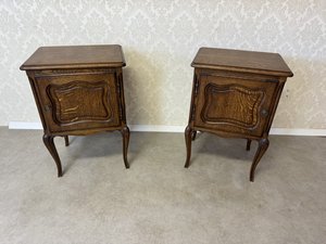 Noční stolek s jemně profilovanými dvířky, cena za ks