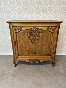 Komoda s řezbovanými detaily