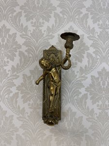 Nástěnný mosazný svícen s postavou andílka