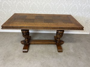 Konferenční stolek s řezbovanými nohami