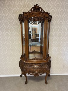 Vitrína s bohatým řezbováním, květinovým dekorem