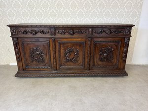 Příborník s  motivy lvích hlav a symboliky hudby, vědy a umění, 1880