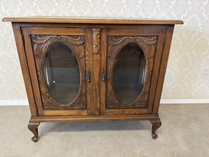 Skříňka s  bočním zasklením