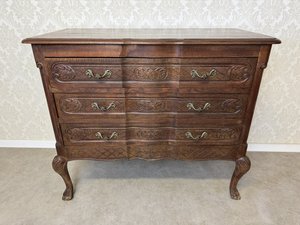 Komoda s plastickým dekorem, vlnitou čelní linií 