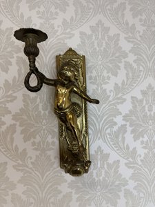 Nástěnný mosazný svícen s postavou andílka