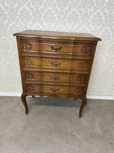 Komoda se čtyřmi zásuvkami a jemnou řezbou