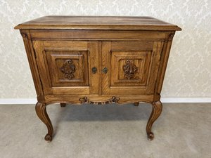 Skříňka na klenutých nohách se zdobenými dveřmi 