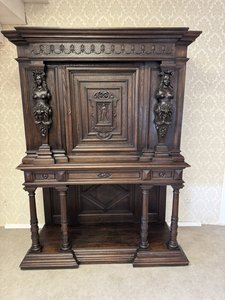 Kredenc s bohatou řezbářskou výzdobou a sloupkovou podnoží 