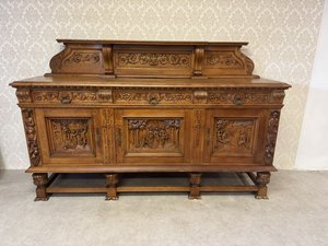 Příborník s vyřezávanými výjevy a reliéfními sloupky