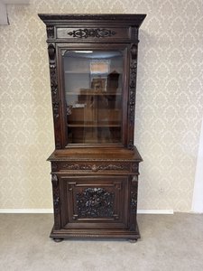 Vyřezávaná dvoudílná vitrína