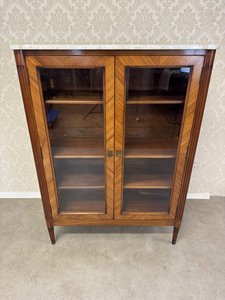 Prosklená vitrína s mramorovou deskou a intarzovanou kresbou