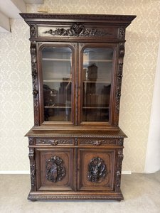 Intarzovaný  příborník  s bohatou řezbou