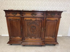 Komoda s žilkovanou mramorovou deskou