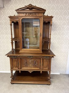 Ořechový příborník s řezbováním, sloupky a centrální nástavbou