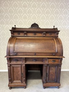 Psací stůl s roletou a výsuvnou deskou 