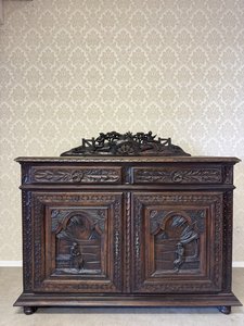Komoda s hlubokou řezbou, s  motivy venkovského života 