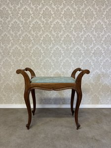 Taburet s vyřezávanými nohami 