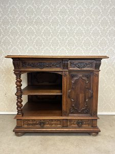 Příborník s vyřezávanými čelními plochami, spirálovým sloupkem 