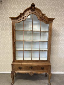 Prosklená vitrína s klenutým nástavcem