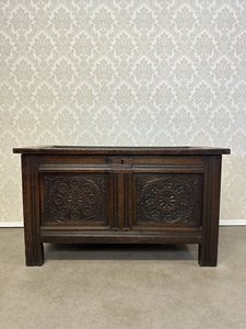 Truhla s víkem na pantech 