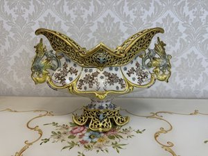 Keramická mísa s plastickým květinovým dekorem