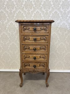 Úzká komoda s pěti zásuvkami, vlnovkou profilovaným čelem