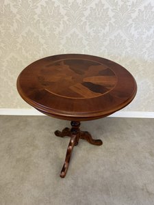 Třínožkový stolek s intarzovanou deskou