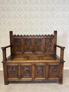 Lavice s  řezbovaným opěradlem a úložným prostorem