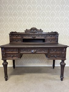 Pracovní stůl s řezbovaným  nástavcem