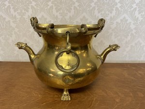 Mosazná nádoba s uchy ve tvaru dračích hlav