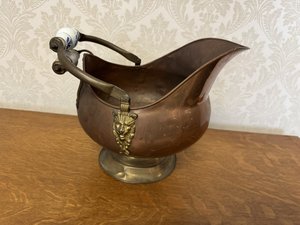 Mosazná nádoba s porcelánovými úchyty a reliéfem lví hlavy