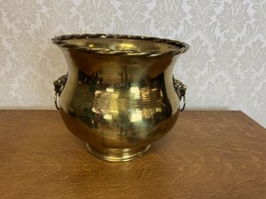 Mosazná nádoba s plastickými hlavami lvů