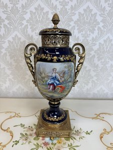 Porcelánová váza s víkem