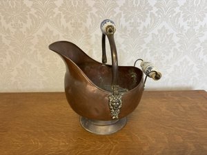 Mosazná nádoba s porcelánovými madly a reliéfem lví hlavy